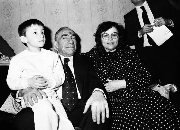 <p>MHP ve Ülkücü Kuruluşlar davası nedeniyle tutuklu bulunan MHP Genel Başkanı Türkeş, 9 Nisan 1985'te tahliye edilmişti. Türkeş, eşi Seval ve oğlu Ahmet Kutalmış (solda) ile birlikte. </p>
