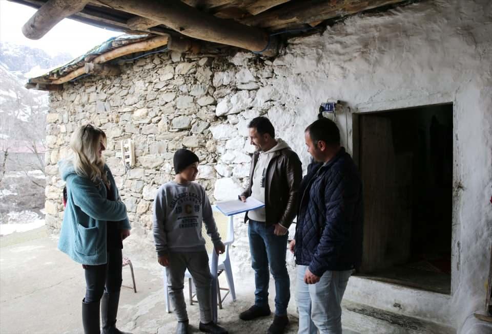 <p>"Eğitimde feda edilecek tek bir fert yoktur" sloganıyla yola çıkan gönüllü öğretmenler, çocukları Mutki Yatılı Bölge Ortaokulu'na getirerek eğitimlerine devam etmelerini sağladı.</p>

<p> </p>
