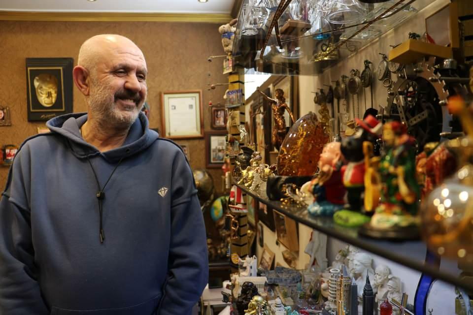 <p>Sivaslı iş adamı, yurt dışı seyahatlerinden getirdiği koleksiyonluk eşyalar ile iş yerindeki odasını adeta müzeye çevirdi. Sivas’ta medikal ürün firması sahibi Mehmet Gürbüz’ün iş yerindeki odasını girenler gözlerine inanamıyor.</p>
