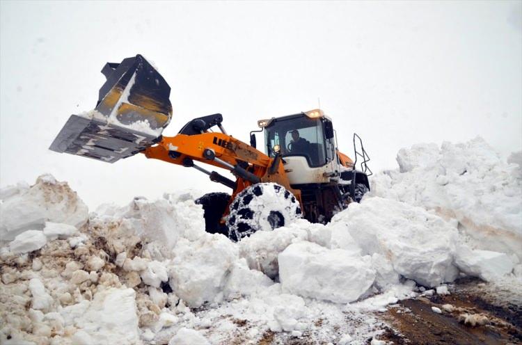 <p>Kar kalınlığının bazı kısımlarda iş makinelerinin boyunu aştığı yolu 5 günde güçlükle açabilen ekipler, 10 köy ve 21 mezraya alternatif yoldan da ulaşılabilmesini sağladı.</p>
