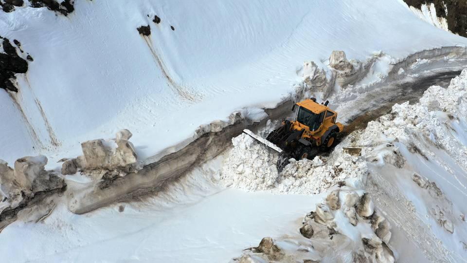 <p>İl Özel İdaresi Yol ve Ulaşım Hizmetleri Müdürlüğüne bağlı ekipler, kentte 10 köy ve 21 mezraya ulaşımın sağlandığı Üçevler grup köy yolunda karla mücadele çalışması başlattı.</p>

<p> </p>
