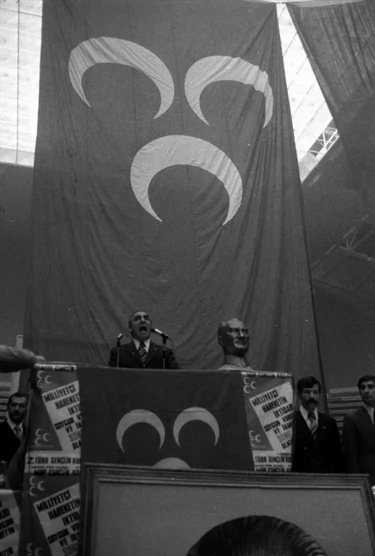 <p>MHP Genel Başkanı Türkeş, 28 Kasım 1975'te MHP Gençlik Kolları tarafından düzenlenen 2. Türk Gençlik Kurultayı'nda konuşma yapmıştı.</p>
