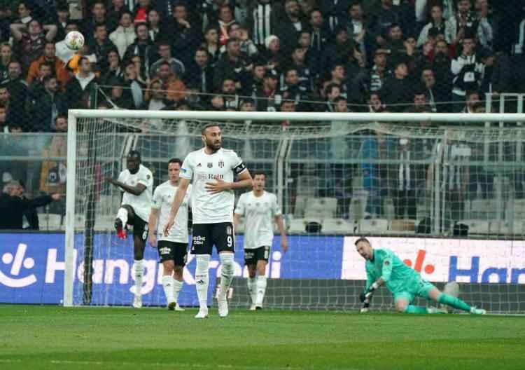 <p>"Beşiktaş, içerde oynadığı çoğu maça oranla bugün orta sahayı daha çok verdi. Bunun sebebi de maçtan önce yaşanan o rehavet. Beşiktaş bugün puan kaybetseydi çok şaşırırdım."</p>
