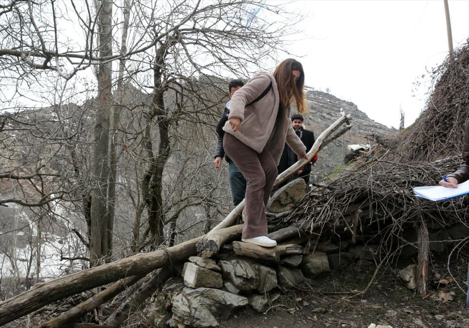 <p>Bu kapsamda yüksek rakımlı dağların arasından geçerek ilçeye yaklaşık 50 kilometre mesafedeki Karabudak köyüne giden öğretmenler, çocukları okula kazandırmak amacıyla görüşmeler yaptı.</p>

<p> </p>

