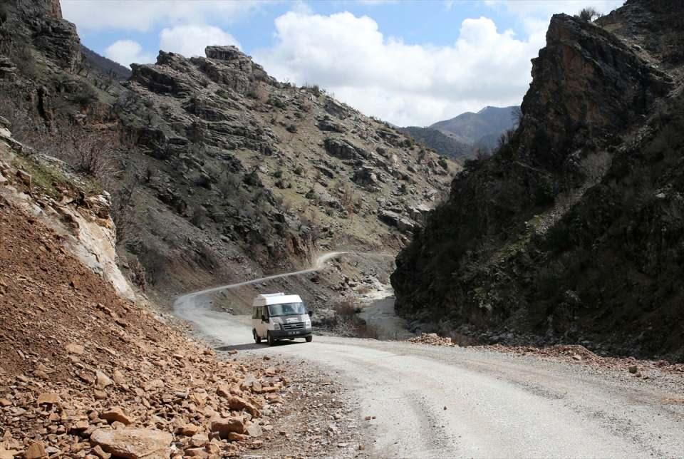<p>Bitlis'in Mutki ilçesinde görev yapan öğretmenler, gönüllü olarak köyleri dolaşıp ailelerle görüşerek çocukların okula devam etmeleri için çaba gösteriyor.</p>

<p> </p>
