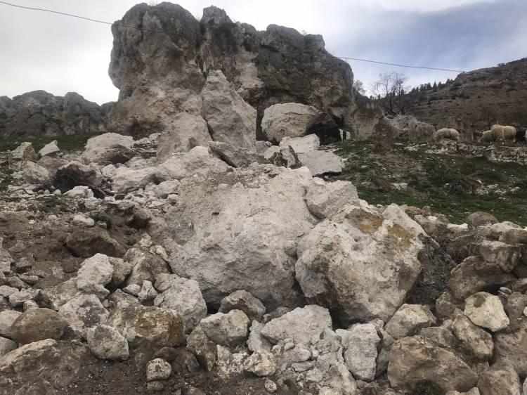 <p>İlçeye bağlı Dipevler köyü bölgesinde, bunlara ek olarak yerleşim alanları ile evlerde çatlaklar oluştu. Dipevler'deki birçok evin duvarında, kolonlarında ve zemininde derin çatlaklar ortaya çıktı. Kahramanmaraş merkezli depremlerin ardından tedirginlikleri iyice artan köy sakinlerini bu kez de yerleşim yerlerine doğru yuvarlanan kayalar korkuttu.</p>