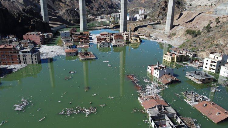 <p>Öte yandan barajın temelinden itibaren bugüne kadar yapılan çalışma ve su tutma işlemi time lapse tekniğiyle 55 saniyede görüntülendi.</p>
