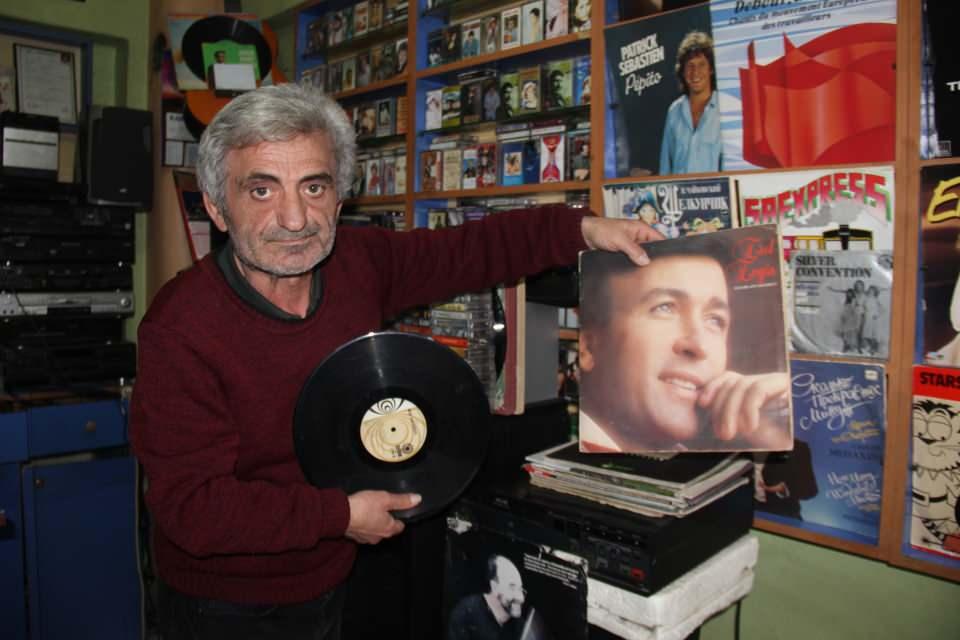 <p><strong>"6 metrekarelik dükkandan dünyadaki bütün insanlara hitap edebiliyorum"</strong><br />
<br />
Mehmet Kara, işini çok sevdiğini ifade ederek, "Benim için nostaljik bir iş. Kocaeli’de bu kasetleri toplayan ve bu kadar eskiye uzanan tek kişiyimdir. Türkiye’de gerçek plak satan 10 kişiyi geçmez. 6 metrekarelik dükkandan dünyadaki bütün insanlara hitap edebiliyorum. Rock, caz, country, blues, harry metal, klasik batı müziği, klasik Türk müziği. Türkiye’nin en güçlü yorumcuları Zeki Müren, Müzeyyen Senar, Bülent Ersoy, Orhan Gencebay, Ferdi Tayfur, Müslüm Gürses gibi bütün sanatçıların arşivi var" ifadelerini kullandı.</p>

