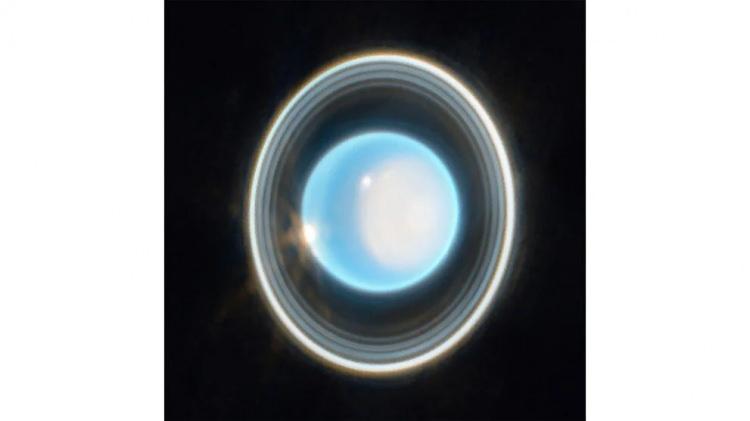 <p>James Webb Uzay Teleskobu Uranüs'ün oldukça ayrıntılı bir görüntüsünü yakaladı. Teleskop,18 Aralık 2021 tarihinde fırlatılmıştı ve bu yeni görüntü, teleskobun Dünya yörüngesindeki test aşamaları sırasında çekildi.</p>

