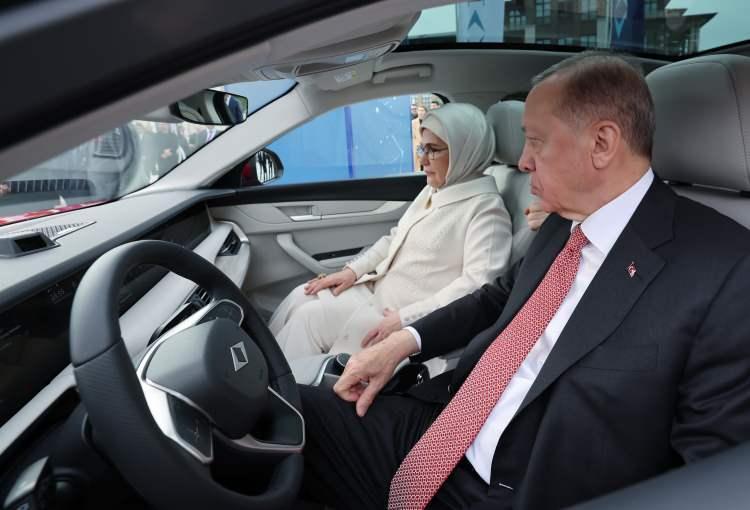 <p><strong>EMİNE ERDOĞAN: ARABANIN KULLANIMI ÇOK RAHAT</strong></p>

<p><br />
<br />
Cumhurbaşkanı Recep Tayyip Erdoğan'ın eşi Emine Erdoğan ise<strong> "Çok tarihi bir anı hep birlikte paylaşıyoruz. Türkiye'nin gurur kaynağı oldu. Ülkem adına gurur duyuyorum. Arabanın da kullanımı çok rahat, yağ gibi akıyor, dönüşler keskin viraj alabiliyor, harika yani içinde kendinizi çok huzurlu hissediyorsunuz. Kullanırsanız anlayacaksınız bunu. Harika bir araç.'' </strong>diye konuştu.</p>
