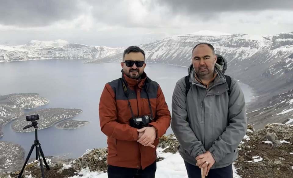 <p>Gölün bir tarafında Tatvan ilçesi ve Van Gölü var. Bir diğer tarafında Ahlat var. Yani baktığımız zaman muhteşem bir doğa manzarasının içerisindeyiz bugün. </p>
