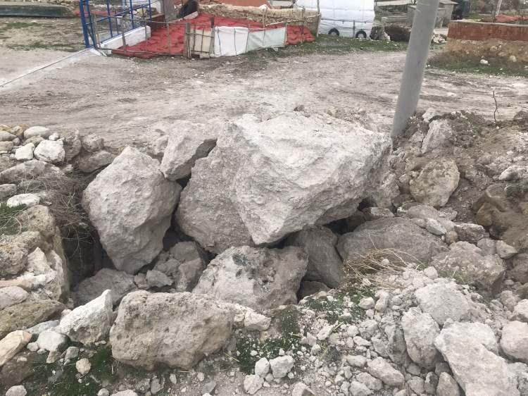 <p><strong>BOLVADİN FAYI'NIN BAŞLADIĞI NOKTA</strong></p>

<p>1 Nisan günü dağdan kopan kayalar yerleşim yerlerinin bulunduğu bölgeye doğru yuvarlandı. Metrelerce ilerleyen dev kayalar vatandaşların arazilerine kadar gelirken, bölge yaşayanları kayaların evlerine zarar vereceği endişesi yaşamaya başladı. </p>
