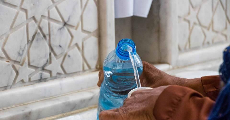 <p>Suudi Arabistan'ın ramazan ayı boyunca zemzem suyunda günlük yaklaşık 300 test yapıldığı bildirildi. Testlerin Mescid-i Haram'ın özel laboratuvarında gerçekleştirildiği aktarılan haberde, Kabe ziyaretçilerine ikram edilen suların kalitesinden emin olmak için testlerin itinayla yapıldığına vurgu yapıldı.</p>

<p> </p>
