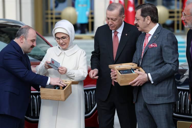 <p>Anadolu renk akıllı cihazın ruhsat ve anahtarı, özel teslimat kutusu içinde Emine Erdoğan’a takdim edildi.</p>
