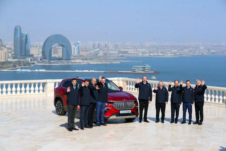 <p>Azerbaycan Cumhurbaşkanı İlham Aliyev, Bakü’de düzenlenen törenle Anadolu rengindeki Togg'u teslim aldı.</p>

<p> </p>
