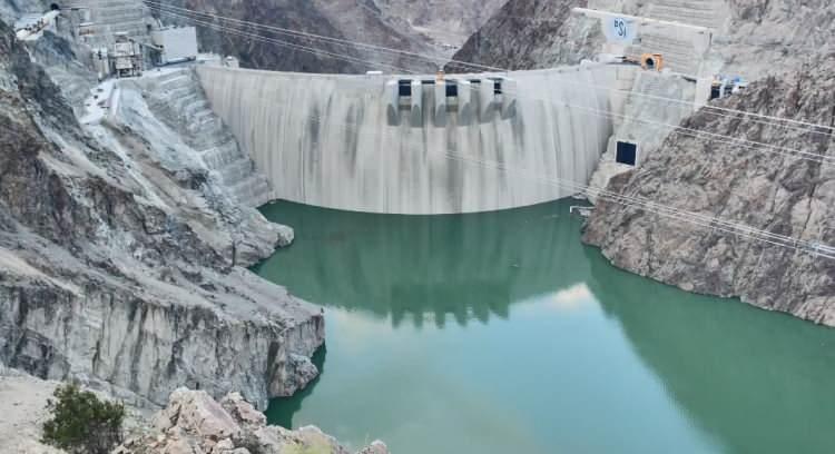 <p>Çoruh Nehri üzerinde inşa edilen ve kemer baraj sınıfında 275 metreyle Türkiye'nin birinci, dünyanın beşinci en yüksek barajı olan Yusufeli Barajı ve HES'in Cumhurbaşkanı Recep Tayyip Erdoğan'ın katıldığı törenle 22 Kasım 2022 tarihinde hizmete alınmasının ardından barajdaki su seviyesi kontrollü şekilde yükselmeye devam ediyor.<br />
 </p>
