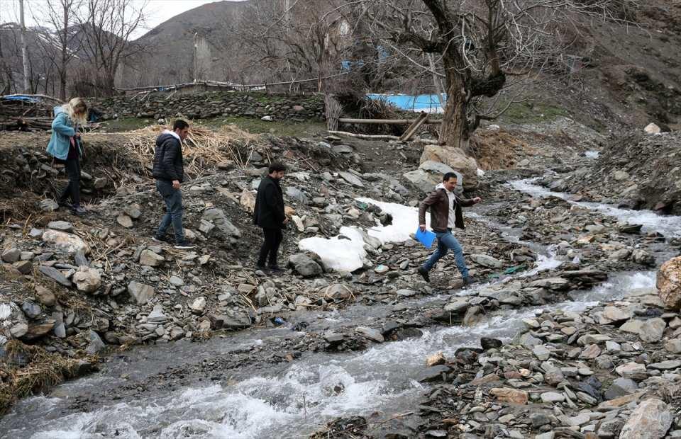 <p>Coğrafyası ile iklim şartları zor olan Mutki'de 60 köy ve 80 mezranın bulunduğunu belirten Biçer, "Her yerde okulumuz mevcut. Özellikle yatılı bölge okulu kayıt alanındaki öğrencilerimizin, 5. sınıfta okuldan ayrılma hikayeleri oluşuyor. Bunu önlemek adına ikna ekiplerimizle köyleri tarıyoruz. Her bir çocuğu eğitime kazandırmak için gayret ediyoruz. Eğitimde kaybedecek hiçbir öğrencimiz olmamalı. Bu hususa önem gösteriyoruz. Tüm öğretmenlerimize teşekkür ediyorum."</p>

<p> </p>

