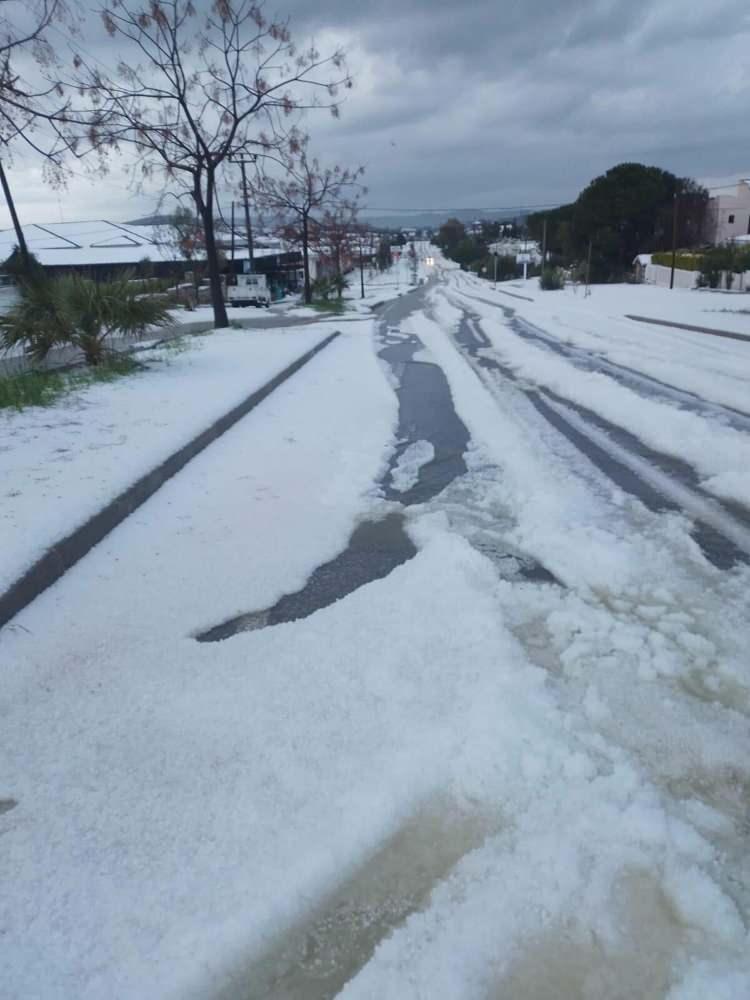 <p>Kar yağışının ender görüldüğü ilçede vatandaşlar, dolunun neden olduğu bembeyaz manzaraya uyandı.</p>
