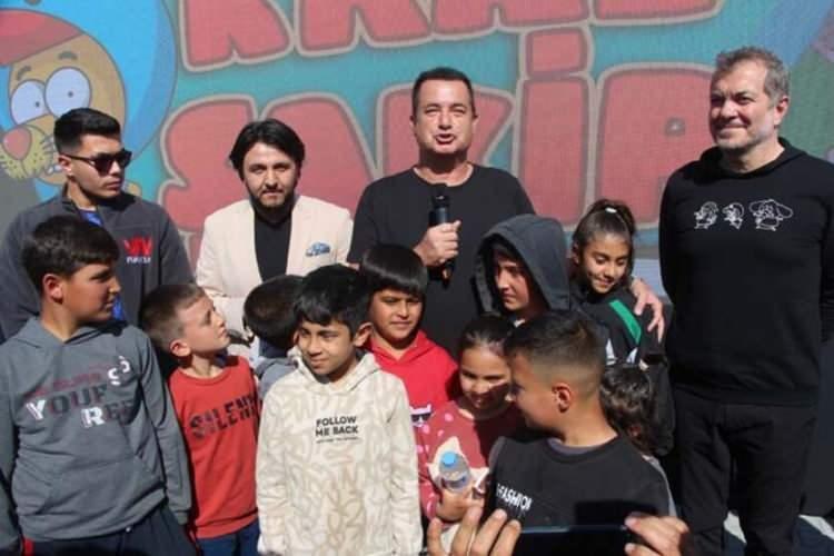 <p><span style="color:#000000"><strong>Hatay Büyükşehir Belediye Başkanı Lütfi Savaş'ın da katıldığı etkinlikte Ilıcalı, çocuklarla yakından ilgilendi.</strong></span></p>