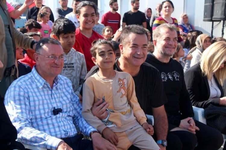 <p><span style="color:#000000"><strong>Daha güzel projelerimiz de var. Elimizden geleni yapmaya çalışacağız. Bugün onlara küçük bir sürpriz bir film gösterimi yapacağız. Çok da mutlu görüyorum onları. Bu da beni çok mutlu ediyor.</strong></span></p>