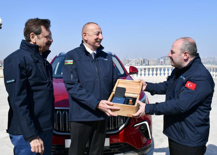 <p>Azerbaycan Cumhurbaşkanı İlham İlham Aliyev, başkent Bakü’de düzenlenen törenle Anadolu rengindeki Togg'unu teslim aldı. Aliyev'e Togg'un anahtarını Sanayi ve Teknoloji Bakanı Mustafa Varank teslim etti.</p>
<p> </p>
<p> </p>