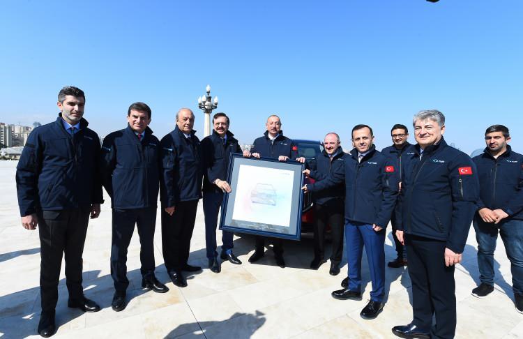 <p><strong>CUMHURBAŞKANI ERDOĞAN: GARDAŞIM, HANENİZE HAYIRLI OLSUN</strong></p>

<p>Togg'un ilk sahibi olan Cumhurbaşkanı Recep Tayyip Erdoğan, Azerbaycan Cumhurbaşkanı İlham Aliyev'i Togg sahibi olduğu için tebrik etti. Cumhurbaşkanı Erdoğan attığı tweette "Gardaşım İlham Aliyev de Türkiye’nin gururu Togg’unu teslim aldı. Hanenize hayırlı olsun. Allah güzel günlerde kullanmayı nasip etsin gardaşım" yazdı.</p>
