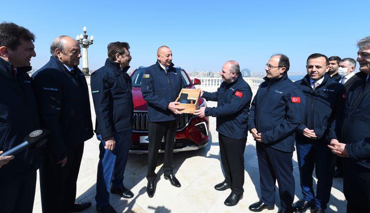<p>Aliyev, Togg'un ikinci arabasının Azerbaycan'da bulunmasını dostane ve kardeşçe ilişkilerin bir tezahürü olarak değerlendirdi.</p>
<p> </p>