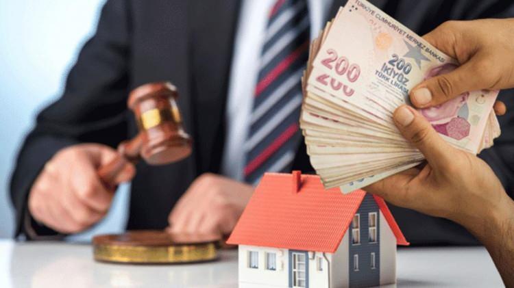 <p>Ancak ev sahibi ile kiracı aralarında anlaşıp bazen enflasyon oranın da altında zam yapabiliyor. Diyelim ki üç yıl önce bir evin kirası 3 bin TL idi. O dönem enflasyon oranı da yüzde 20 olarak geldi.</p>

<p> </p>
