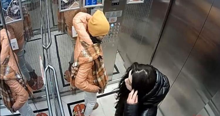 <p><strong>Bir yandan da rezidansın kamera görüntüleri incelendi. Görüntülerde, şüpheli 3 kadının rezidansa girdiği görüldü.</strong></p>

<p> </p>
