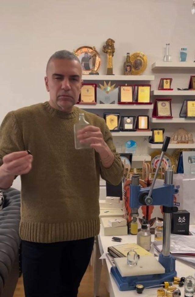 <p><span style="color:#000000"><strong>"Biz üretmeye çalışmaya istihdam sağlamaya devam ediyoruz ya siz?" şeklinde paylaşımda bulunan Mardini, "Biz topraktan üreterek ülkemize katma değer katmaya köylülerimizin yanında olmaya devam edeceğiz şehirlerde sahnelerde kazanıp köylülerimizle birlikte yiyeceğiz" ifadelerini kullandı.</strong></span></p>
