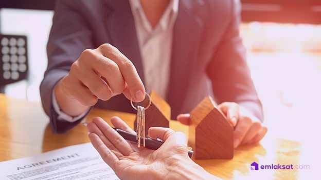 <p>Ancak enflasyon oranı baz alınsaydı o dönem kira bedeli 4.200 TL olacaktı. İşte ev sahibi 5 yıl boyunca arada oluşan farkları hesaplayıp kiracısına bu yönde alacaklı takibi açmaya başlıyor. Enflasyon oranında zam yapılmaması nedeniyle ev sahibini haklı bulan emsal bir mahkeme kararı da olduğu için ev sahibi alacaklı davasından haklı çıkıyor.</p>

<p> </p>

<p> </p>
