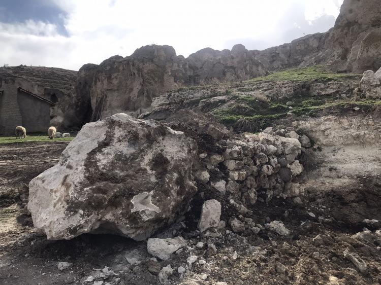 <p>Ne yapacağımı bilemedim. Bazı kaya parçaları da ayrılmak üzere ve evimiz tam dibinde. Evimin üzerine göçecek diye korkuyorum. Büyük bir yarık oluşmuş. Hayatımdan ve çocuklarımın hayatından endişeliyim" dedi.</p>
