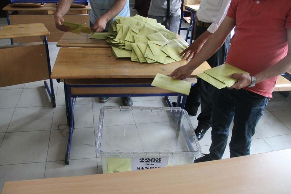 <p><strong>KARS</strong><br />
<br />
1- İNAN AKGÜN ALP</p>
<p>2- ONUR ULUDAŞDEMİR</p>
<p>3- EVREN YERDELEN</p>