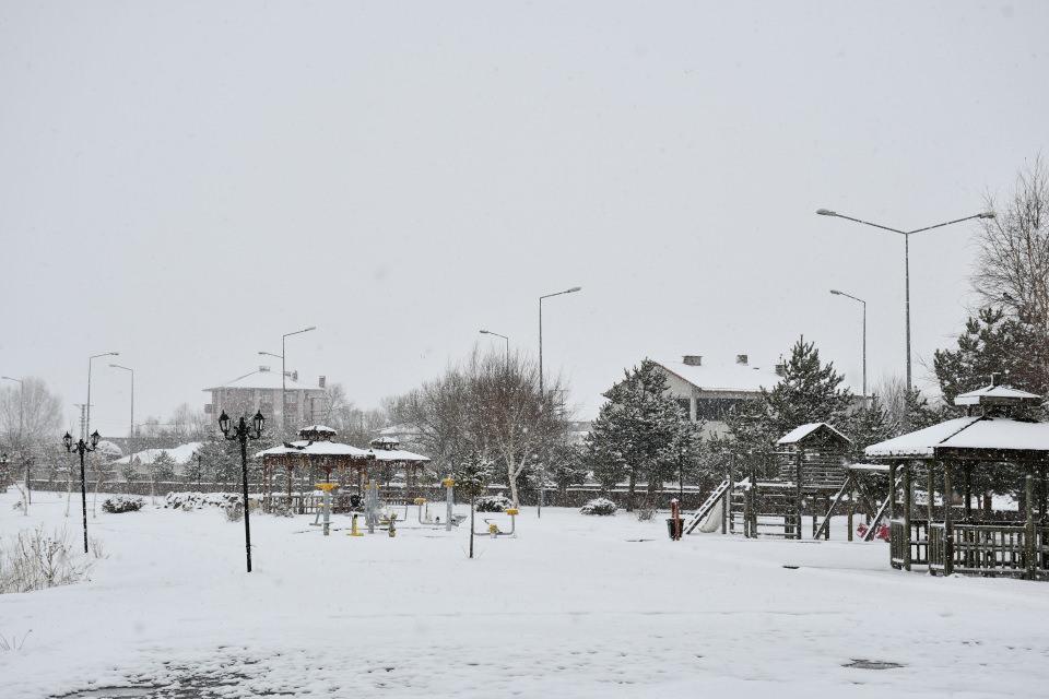 <p>Ardahan&rsquo;da hafta sonu etkili olan kar yağışı kenti beyaza b&uuml;r&uuml;d&uuml;. Kar kalınlığının yaklaşık 10 santimetre olduğu kent, beyaz gelinliğini giydi. Kar yağışı sonrası kartpostallık g&ouml;r&uuml;nt&uuml;ler ortaya &ccedil;ıktı.<br />
&nbsp;</p>
