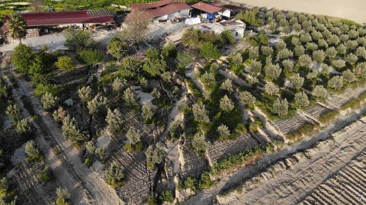 <p>Kahramanmaraş merkezli depremlerde en çok hasarı Hatay'ın Antakya ilçesi aldı. İlçede neredeyse yaşanabilecek durumda ev kalmazken, 10 binlerce vatandaş da hayatını kaybetti</p>