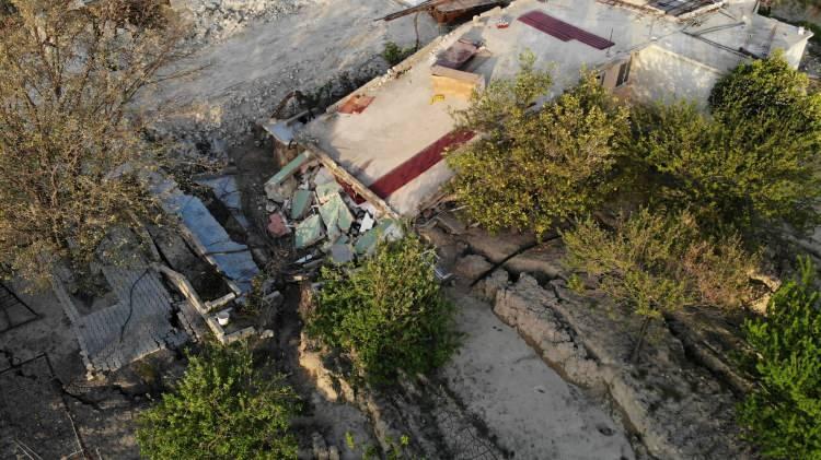 <p>Hatay'ın Antakya ilçesine bağlı Melekli Mahallesi'ndeki bir çiftliğin tam altından geçen <strong>fay</strong> hattı çiftliği adeta ikiye böldü. Çiftlik evinin de yer aldığı geniş bir alanda toprak 3 metre çökerken yaklaşık 7 metre de batıya doğru kaydı. </p>