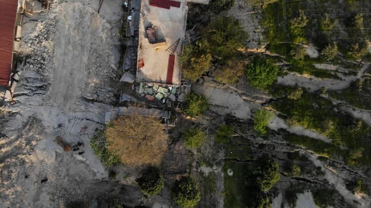 <p>Öte yandan deprem nedeniyle yarılan topraktan deniz kumuyla birlikte buharlı su çıkan kaynaklar oluştu. Bir müddet buhar saçan su kaynakları geçen günler içerisinde kurudu. Depreme eşi ve 3 çocuğuyla birlikte çiftlikteki evinde yakalanan Yasir Koç, deprem sırasında çocuklarını son anda yıkılan evinden dışarı çıkarmayı başarabildi.</p>