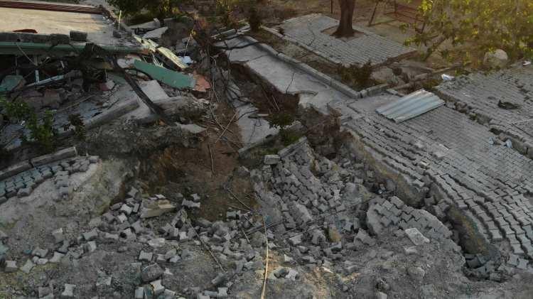 <p>Koç, “Toprak 7-8 metre kaydı. Çok korkutucu bir geceydi. Sonumuz geldiği sandım. Gözümüzle yerin yarıldığını gördük. Sanki yerin altından bir şey geçiyordu. Daha sonra yerin altında buharla birlikte sular fışkırdı. O anda sonumuzun geldiğini düşündüm. Hem aşağı doğru yaklaşık 3-4 metrelik bir çökme var. Hem de 7 metrelik bir kayma var. Biz dışarı çıktıktan sonra arabaya bindik. Arabanın farlarını açtıktan sonra buharların çıktığını gördüm. Gün ağardığı zaman her yerde deniz kumu vardı. Depremde meydana gelen patlama nedeniyle 3 gün kulaklarım çınladı” açıklamasında bulundu.</p>