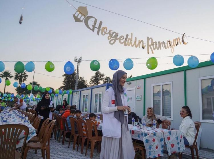 <p><span style="color:#800000"><strong>HATAY'DA İFTAR VERDİ</strong></span></p>

<p><strong>Depremzedelerin erzak ihtiyaçlarını içinde destek olan ünlü isim son olarak ekibiyle birlikte Hatay'da depremzedeler için kurdukları konteyner kentte iftar verdi. </strong></p>
