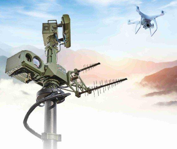 <p><strong>KARIŞTIRMA VE ALDATMA SİSTEMLERİNDEN YARARLANIYOR</strong><br />
<br />
Sistemdeki radar birden fazla tehdidin tespit ve takip edilmesini sağlıyor.</p>

<p>İHTAR Sistemi, tehditlerin önlenmesine yönelik olarak, karıştırma ve aldatma sistemlerinden yararlanıyor. Radar ve kameralar her türlü ortamda ve hava şartlarında kullanılabiliyor.</p>
