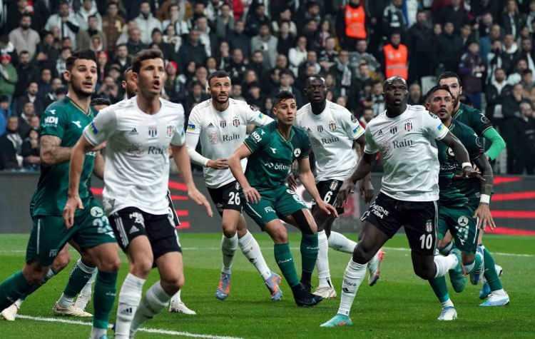 <p>"Fenerbahçe kırılgan bir takım mesela. Beşiktaş ise iki haftadır geri düşüp 3-4 gol atıp geri dönüyor. Bu tamamen hocanın ağırlığındandır işte."</p>
