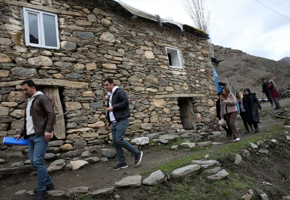 <p>Rehber öğretmeni Esma Alptekin de Karabudak köyünde Hamza Harman ve babasıyla görüştüklerini söyleyerek, "Köydeki diğer evleri de ziyaret edeceğiz. Öğrencimizi okula kazandırdığımızda kendimizi mutlu hissediyoruz, seviniyoruz. Bir hayat kurtarmış gibi hissediyoruz. Sonuçta bir çocuğumuzun geleceği kurtuluyor." diye konuştu.</p>

<p> </p>
