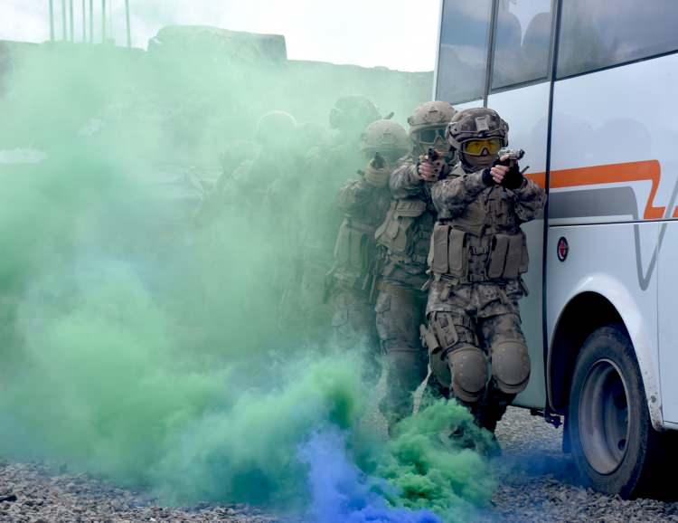 <p>Atış teknikleriyle gerçek merminin kullanıldığı tatbikatta arazi taraması yapan ekiplerin operasyonu gerçeği arıtmadı.</p>
<p> </p>