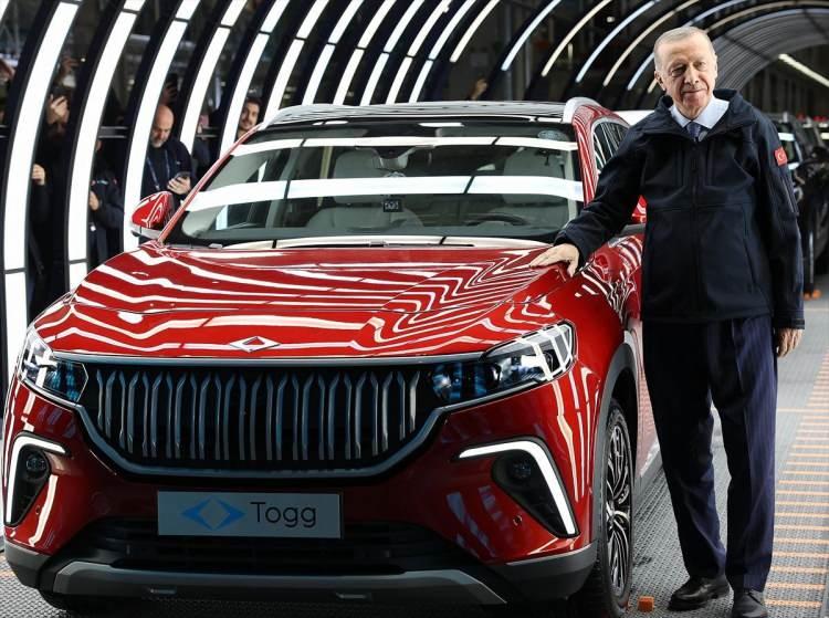 <p><span style="color:#B22222"><strong>Bunun yalanı dolanı nerede? Al işte sayın başkan ve eşi hanımefendi binmiş turluyorlar.</strong></span></p>
<p> </p>