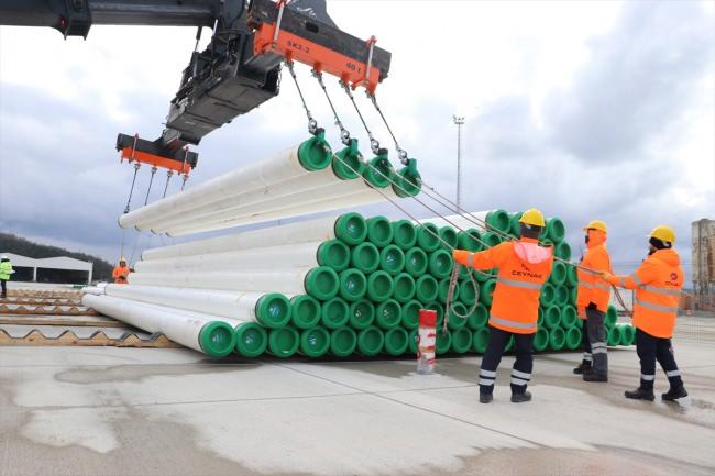 <p>Filyos Liman'ında dev bir doğal gaz işleme tesisi kuruldu. 170 kilometrelik boru hattı ile karaya çıkarılacak doğal gaz bu tesise gelecek. İlk etapta sisteme 10 milyon metreküp doğal gaz verilecek. 2026 yılında kullanılan doğal gazın yüzde 30'unun yerli kaynaktan karşılanması hedefleniyor.</p>
