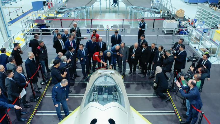 <p><strong>"MMU'NUN İSMİNİ CUMHURBAŞKANI ERDOĞAN AÇIKLAYACAK"</strong></p>
<p>Başka prototipler olacak. MMU projenin adı, bir isim konacak. İsim koymada belli süreçler var. Personelden katkıda bulunanların isimlerini topluyoruz. Cumhurbaşkanımız törenle adını ilan edecek.</p>