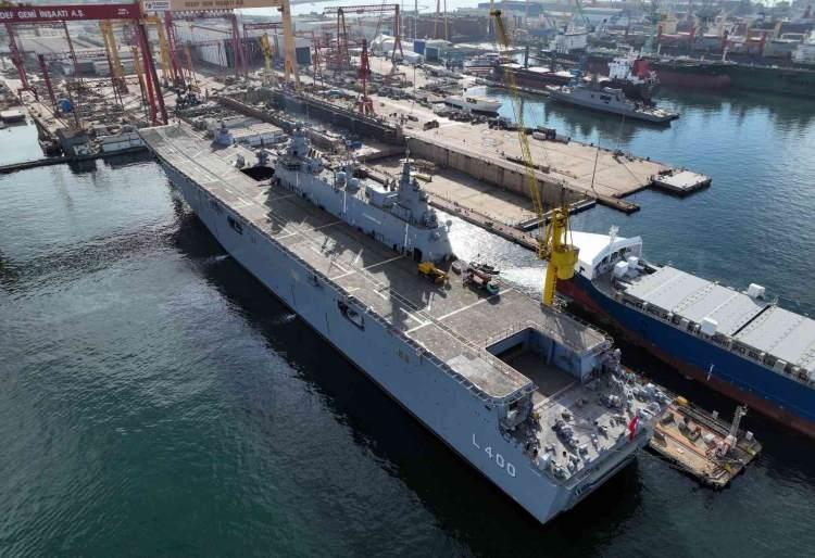 <p><strong>"TCG ANADOLU TEST SONRASI KESİN KULLANIMA BAŞLAYACAK"</strong></p>
<p>TCG Anadolu'nun belli eğitimleri devam ediyor. Deniz kuvvetlerinde eğitimler tamamlanmak üzere ve kesin kullanım başlamış olacak. O da çok yakında. TB 3 bu yıl içinde o da gün değil ama ay sayıyor olacak. Özellikleri TB2'den farklılıkları oluşturuldu. Gemi üzerine iniş kalkış yapacağı unsurları var. Kanat kırılmaları gibi iç takımda değişiklikler gibi durumlar var. TB3 bu yıl içinde inşallah bu yıl testlerini bitirip envantere girecek hale gelecek.</p>