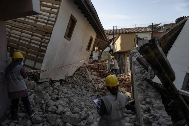 <p><strong>"DEPREM BÖLGESİNDE İSTİHDAM SAĞLAYACAĞIZ"</strong></p>

<p>Afetlerde kullanılacak çeşitli teknolojilere de kafa yormak durumdayız. Bazı ürünleri sahaya gönderdik, büyük işler başardılar. Genel olarak da savunma sanayi şirketlerindeki büyük oyuncular ilk günden itibaren deprem bölgesinde bulunup çeşitli yardım faaliyetlerinde boy gösterip maddi destek sağlamaya başladılar. Bölgede istihdamın da önemli olduğunu gördü. Bölgedeki göçü önlemek ya da ters göç almak için önemli. Savunma sanayi şirketlerinin ana oyuncuları yardım anlamında yaptıkları faaliyetleri öteye taşısınlar, konut projesine destek dışında iş yeri de açsınlar. </p>
