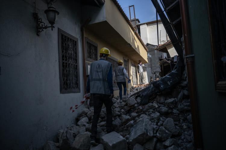 <p>Bölgedeki afetzede vatandaşlara hizmet verecek şekilde şehirlerde yatırım yapacak ve sponsor olacaklar. Hangi şirketin ne faaliyet yapacağı çalışmaları devam ediyor. Yüksek teknoloji ürünleri olmasına dikkat ediyoruz. Bölgede şirketlerde çalışacak insan bulamazsak bile üniversitelerde eğitimlerini yapıp bölge insanlarını istihdam edeceğiz.</p>
