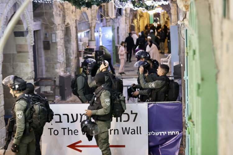 <p>İsrail polisi, işgal altındaki Doğu Kudüs'te bulunan Mescid-i Aksa'ya yine baskın düzenleyerek Kıble Mescidi'ndeki Müslümanlara müdahale etti.</p>
<p> </p>
<p> </p>